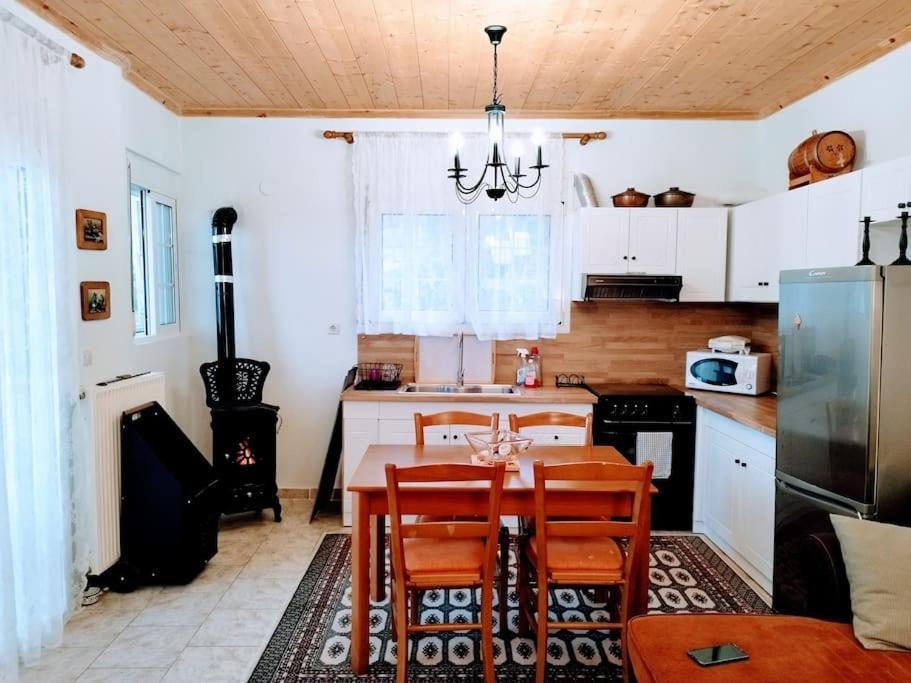 Cozy Cottage For 4 Lávdhas エクステリア 写真
