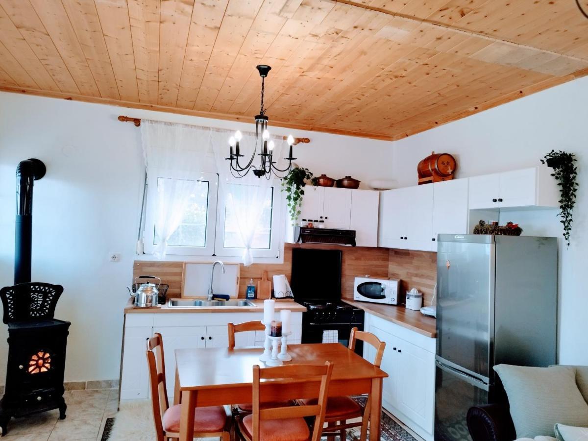 Cozy Cottage For 4 Lávdhas エクステリア 写真